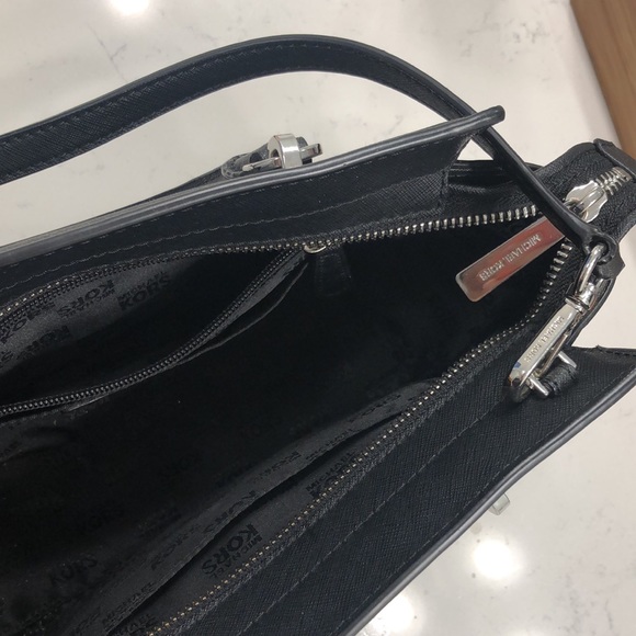 Michael Kors premium handbag, crossbody, black colour, like new condition - Picture 8 of 10